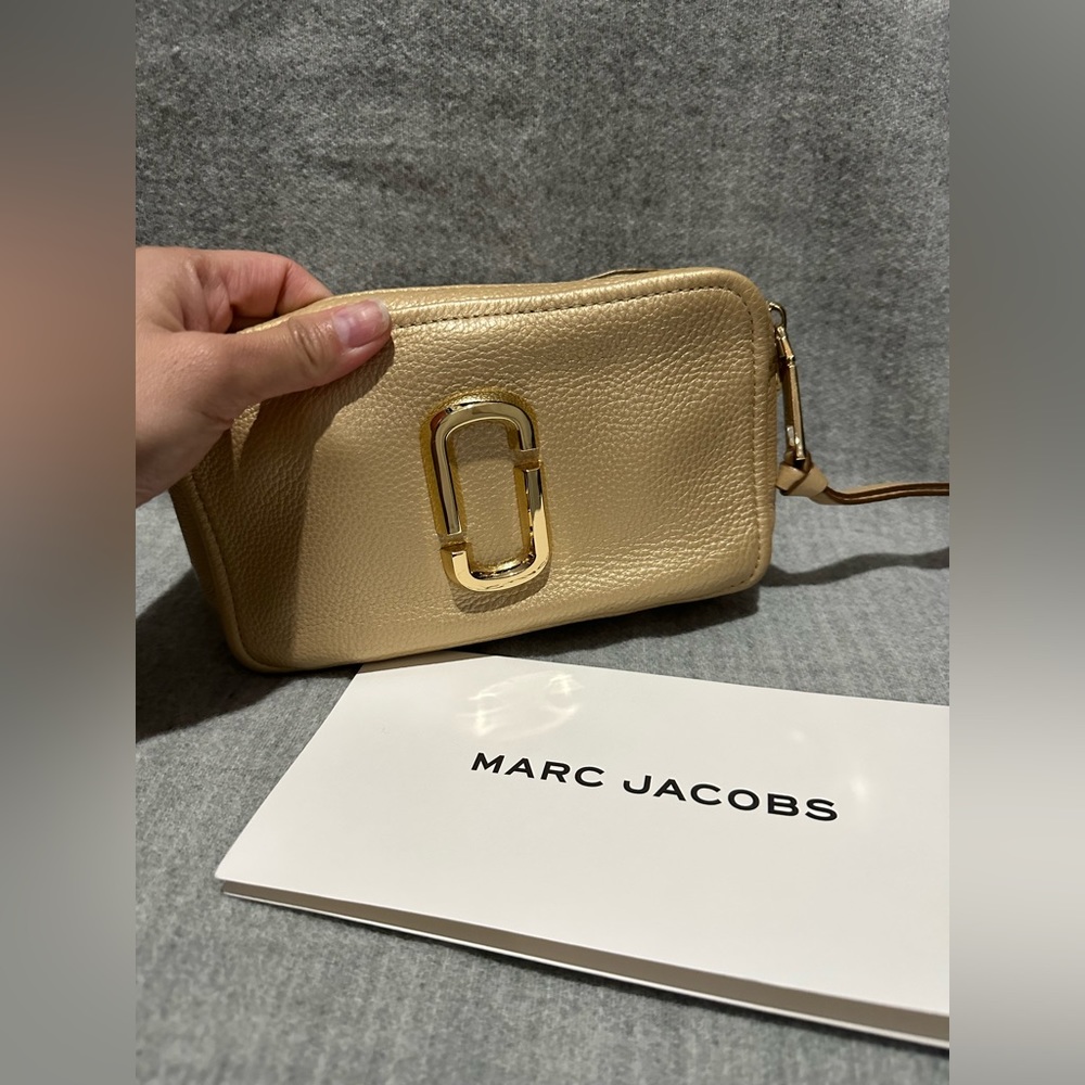 Like new Marc Jacobs soft shot in gold